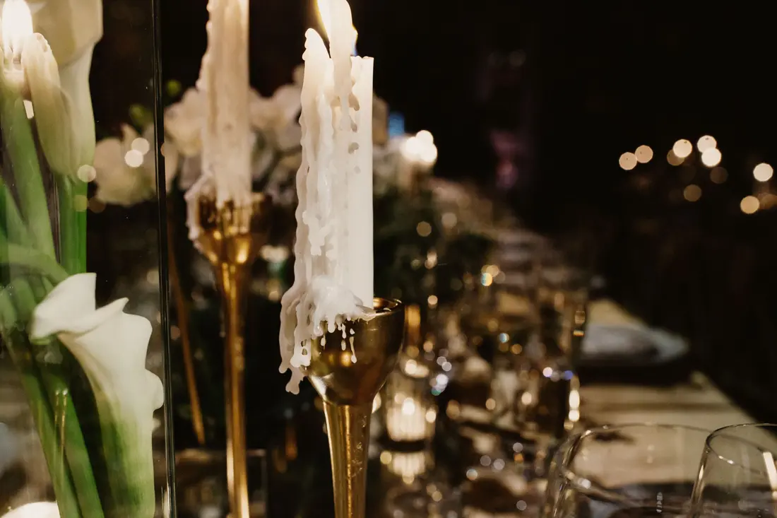 Mesa preparada con velas en candelabros dorados
