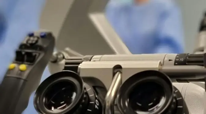 Microscopio quirúrgico en un quirófano